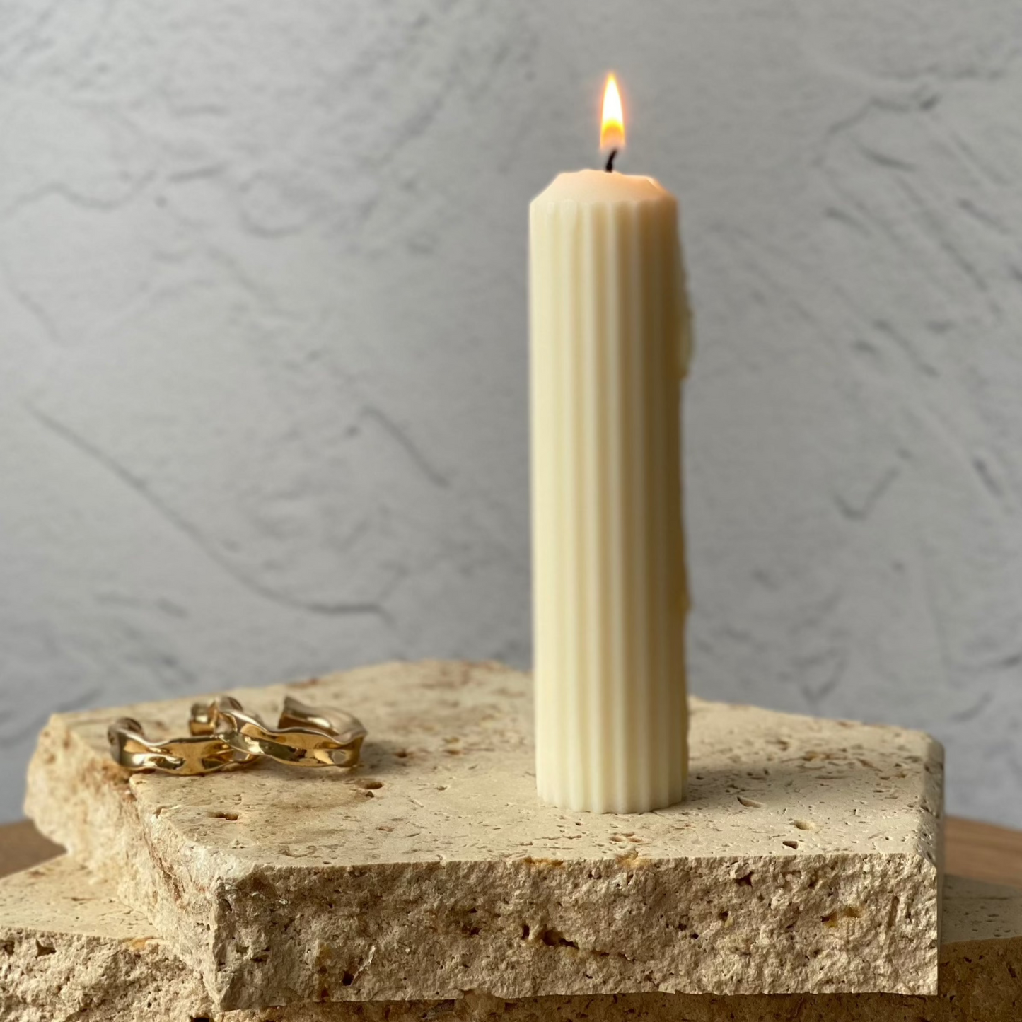 Case 15cm ribbed Pillar natural soy wax candle